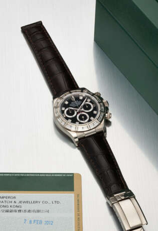 ROLEX. A RARE AND HIGHLY ATTRACTIVE 18K WHITE GOLD AND BAGUETTE DIAMOND-SET AUTOMATIC CHRONOGRAPH WRISTWATCH - photo 2