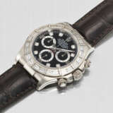 ROLEX. A RARE AND HIGHLY ATTRACTIVE 18K WHITE GOLD AND BAGUETTE DIAMOND-SET AUTOMATIC CHRONOGRAPH WRISTWATCH - Foto 3