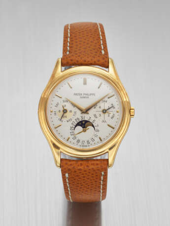 PATEK PHILIPPE. A RARE AND ELEGANT 18K GOLD AUTOMATIC PERPETUAL CALENDAR WRISTWATCH WITH MOON PHASES, 24 HOUR, LEAP YEAR INDICATION, CERTIFICATE OF ORIGIN AND BOX - Foto 1