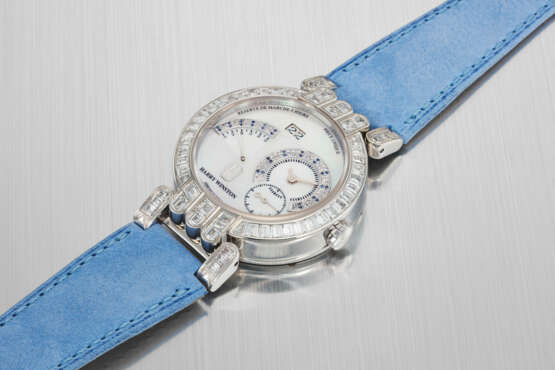 HARRY WINSTON & F.P. JOURNE. A DESIRABLE AND UNIQUE PLATINUM AND DIAMOND-SET AUTOMATIC WRISTWATCH WITH DATE, POWER RESERVE AND MOTHER-OF-PEARL DIAL - photo 2
