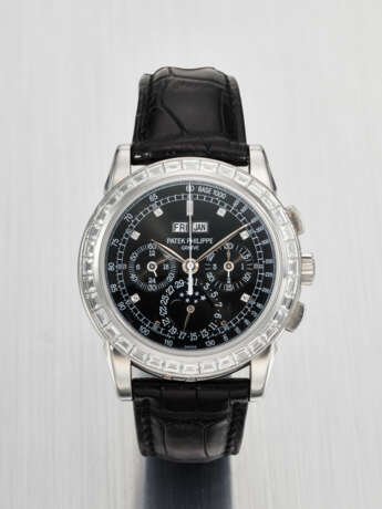 PATEK PHILIPPE. A VERY RARE PLATINUM AND DIAMOND-SET PERPETUAL CALENDAR CHRONOGRAPH WRISTWATCH WITH MOON PHASES, 24-HOUR AND LEAP YEAR INDICATION - Foto 1