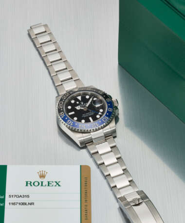 ROLEX. A STAINLESS STEEL DUAL TIME WRISTWATCH WITH SWEEP CENTRE SECONDS, DATE AND BRACELET - photo 2