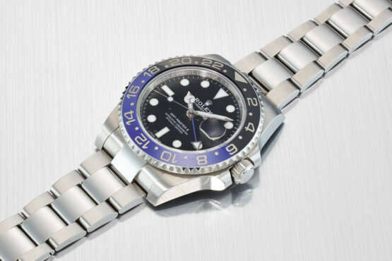 ROLEX. A STAINLESS STEEL DUAL TIME WRISTWATCH WITH SWEEP CENTRE SECONDS, DATE AND BRACELET - photo 3