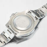 ROLEX. A STAINLESS STEEL DUAL TIME WRISTWATCH WITH SWEEP CENTRE SECONDS, DATE AND BRACELET - Foto 4