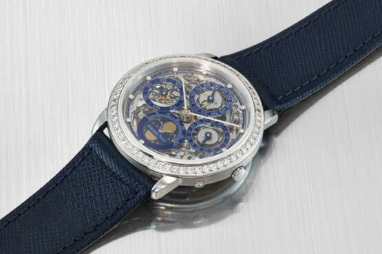 AUDEMARS PIGUET. AN EXTREMELY RARE AND ATTRACTIVE PLATINUM AND DIAMOND-SET AUTOMATIC SKELETONIZED PERPETUAL CALENDAR WRISTWATCH WITH MOON PHASES - Foto 3