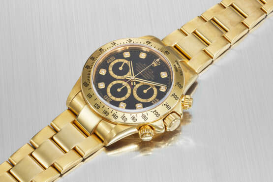 ROLEX. A RARE AND ATTRACTIVE 18K GOLD AND DIAMOND-SET AUTOMATIC CHRONOGRAPH WRISTWATCH WITH BRACELET - photo 2