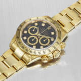 ROLEX. A RARE AND ATTRACTIVE 18K GOLD AND DIAMOND-SET AUTOMATIC CHRONOGRAPH WRISTWATCH WITH BRACELET - Foto 2