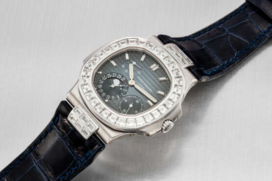 PATEK PHILIPPE. A VERY RARE AND IMPRESSIVE 18K WHITE GOLD AND BAGUETTE-CUT DIAMOND-SET AUTOMATIC WRISTWATCH WITH DATE, MOON PHASES AND POWER RESERVE - фото 3