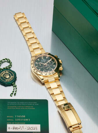 ROLEX. AN ATTRACTIVE AND COVETED 18K GOLD AUTOMATIC CHRONOGRAPH WRISTWATCH WITH BRACELET - Foto 2