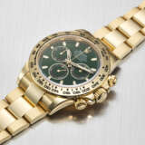 ROLEX. AN ATTRACTIVE AND COVETED 18K GOLD AUTOMATIC CHRONOGRAPH WRISTWATCH WITH BRACELET - Foto 3