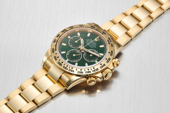 ROLEX. AN ATTRACTIVE AND COVETED 18K GOLD AUTOMATIC CHRONOGRAPH WRISTWATCH WITH BRACELET - photo 3
