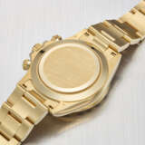ROLEX. AN ATTRACTIVE AND COVETED 18K GOLD AUTOMATIC CHRONOGRAPH WRISTWATCH WITH BRACELET - photo 4