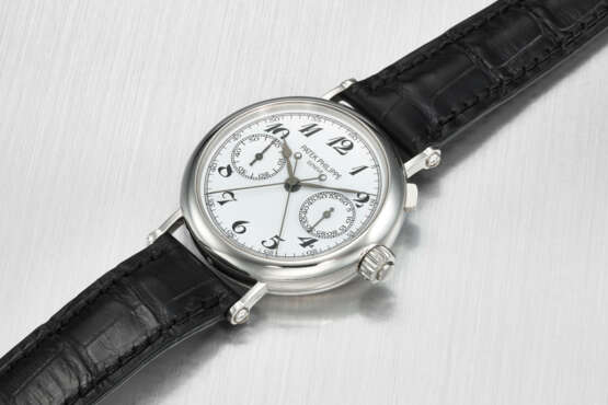 PATEK PHILIPPE. AN EXCEPTIONALLY RARE PLATINUM SPLIT-SECONDS CHRONOGRAPH WRISTWATCH WITH BREGUET NUMERALS - Foto 3