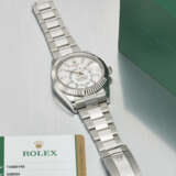 ROLEX. AN ATTRACTIVE STAINLESS STEEL AND 18K WHITE GOLD AUTOMATIC ANNUAL CALENDAR WRISTWATCH WITH DUAL TIME, SWEEP CENTRE SECONDS AND BRACELET - Foto 2