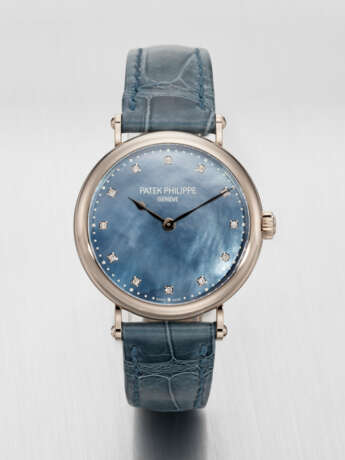 PATEK PHILIPPE. A VERY RARE AND HIGHLY ATTRACTIVE 18K WHITE GOLD LIMITED EDITION WRISTWATCH WITH BLUE MOTHER-OF-PEARL DIAL, MADE FOR THE PATEK PHILIPPE GRAND EXHIBITION IN NEW YORK - Foto 1