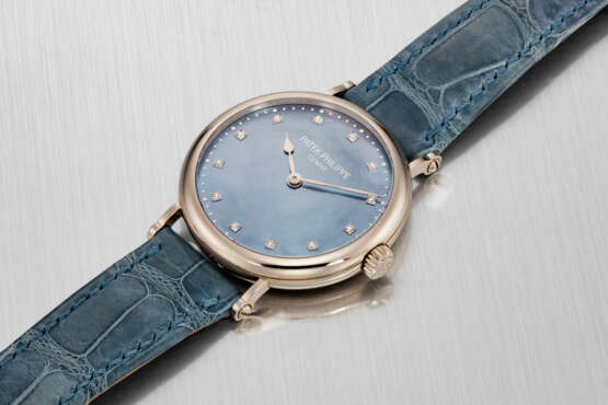 PATEK PHILIPPE. A VERY RARE AND HIGHLY ATTRACTIVE 18K WHITE GOLD LIMITED EDITION WRISTWATCH WITH BLUE MOTHER-OF-PEARL DIAL, MADE FOR THE PATEK PHILIPPE GRAND EXHIBITION IN NEW YORK - фото 2