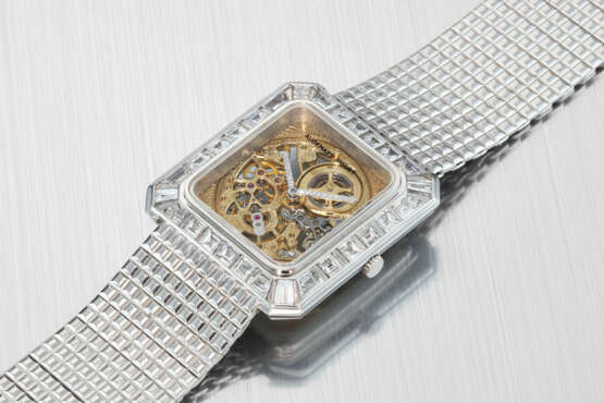 AUDEMARS PIGUET. A RARE AND HIGHLY ATTRACTIVE 18K WHITE GOLD AND DIAMOND-SET SKELETONIZED WRISTWATCH WITH BRACELET - Foto 2