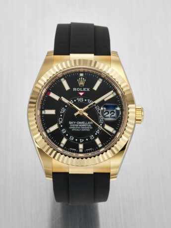ROLEX. AN ATTRACTIVE 18K GOLD AUTOMATIC ANNUAL CALENDAR WRISTWATCH WITH DUAL TIME, SWEEP CENTRE SECONDS AND DATE - Foto 1
