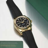 ROLEX. AN ATTRACTIVE 18K GOLD AUTOMATIC ANNUAL CALENDAR WRISTWATCH WITH DUAL TIME, SWEEP CENTRE SECONDS AND DATE - Foto 2