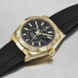 ROLEX. AN ATTRACTIVE 18K GOLD AUTOMATIC ANNUAL CALENDAR WRISTWATCH WITH DUAL TIME, SWEEP CENTRE SECONDS AND DATE - Foto 3
