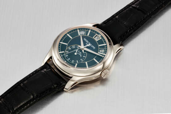 PATEK PHILIPPE. AN ATTRACTIVE 18K WHITE GOLD AUTOMATIC ANNUAL CALENDAR WRISTWATCH WITH SWEEP CENTRE SECONDS, MOON PHASES AND 24 HOUR INDICATION - photo 3