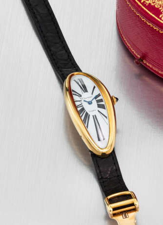 CARTIER. AN EXCEEDINGLY RARE AND HIGHLY ATTRACTIVE 18K GOLD LARGE CURVED WRISTWATCH WITH CARTIER LONDON DEPLOYANT CLASP - Foto 2