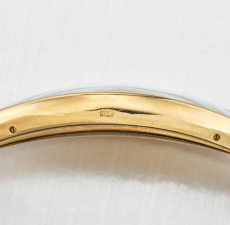 CARTIER. AN EXCEEDINGLY RARE AND HIGHLY ATTRACTIVE 18K GOLD LARGE CURVED WRISTWATCH WITH CARTIER LONDON DEPLOYANT CLASP - photo 3