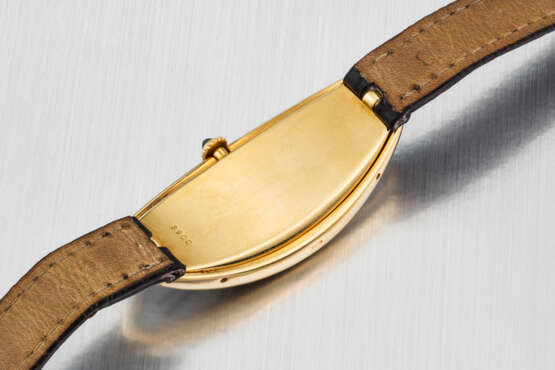 CARTIER. AN EXCEEDINGLY RARE AND HIGHLY ATTRACTIVE 18K GOLD LARGE CURVED WRISTWATCH WITH CARTIER LONDON DEPLOYANT CLASP - photo 5