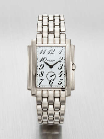 PATEK PHILIPPE. AN ATTRACTIVE AND HEAVY 18K WHITE GOLD WRISTWATCH WITH BRACELET - фото 1