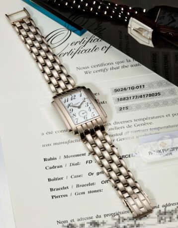 PATEK PHILIPPE. AN ATTRACTIVE AND HEAVY 18K WHITE GOLD WRISTWATCH WITH BRACELET - Foto 2