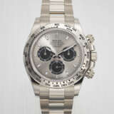 ROLEX. AN ATTRACTIVE 18K WHITE GOLD AUTOMATIC CHRONOGRAPH WRISTWATCH WITH BRACELET - Foto 1