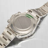 ROLEX. AN ATTRACTIVE 18K WHITE GOLD AUTOMATIC CHRONOGRAPH WRISTWATCH WITH BRACELET - Foto 3