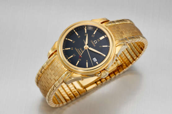 OMEGA. AN IMPRESSIVE AND HEAVY 18K GOLD AUTOMATIC DUAL-TIME WRISTWATCH WITH SWEEP CENTRE SECONDS, DATE AND BRACELET - фото 3