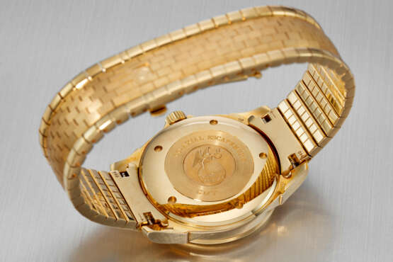 OMEGA. AN IMPRESSIVE AND HEAVY 18K GOLD AUTOMATIC DUAL-TIME WRISTWATCH WITH SWEEP CENTRE SECONDS, DATE AND BRACELET - фото 4