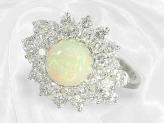 Ring: Attraktiver 18K Blütenring mit Opal-Cabochon…