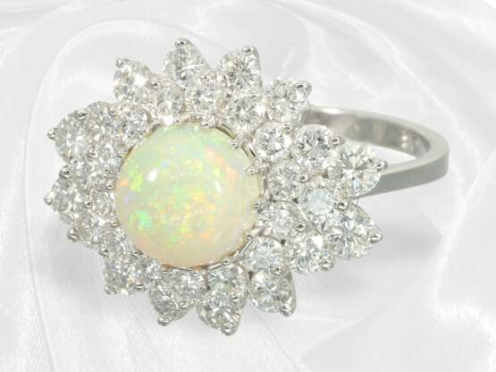 Ring: Attraktiver 18K Blütenring mit Opal-Cabochon… - фото 2