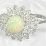 Ring: Attraktiver 18K Blütenring mit Opal-Cabochon… - Foto 2