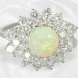 Ring: Attraktiver 18K Blütenring mit Opal-Cabochon… - фото 4