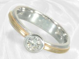 Ring: Moderner Bicolor-Goldschmiedering mit einem…