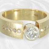 Ring: Moderner Brillant-Goldschmiedering aus 18K G… - photo 3