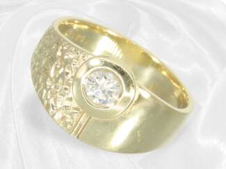 Ring: Massiver Goldschmiedering mit einem Brillant…