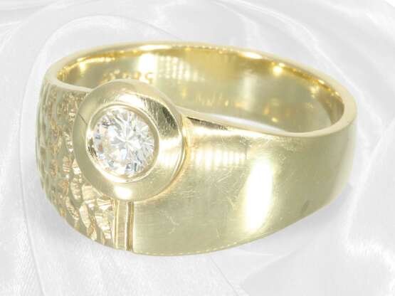 Ring: Massiver Goldschmiedering mit einem Brillant… - photo 4