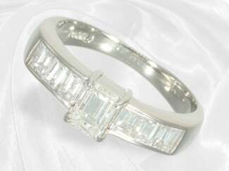 Ring: feiner Platinring mit hochwertigem Diamantbe…