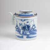 Blau-weiß Teekanne mit figürlichen Szenen - Foto 1