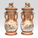 Paar Kutani-Vasen mit feiner Vogelmalerei - Foto 1