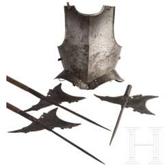 Zwei Helmbarten, eine -spitze sowie eine Brustplatte, Sammleranfertigungen im Stil des 16. Jhdts.