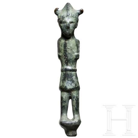 Bronzestatuette eines Kriegers mit Hörnerhelm, östlicher Mittelmeerraum, 13. - 12. Jhdt. v. Chr. - фото 1