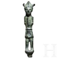Bronzestatuette eines Kriegers mit Hörnerhelm, östlicher Mittelmeerraum, 13. - 12. Jhdt. v. Chr.