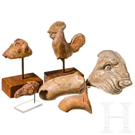 Vier Terrakotten mit Tierdarstellungen und zwei Amphorenstempel, hellenistisch, 3. - 1. Jhdt. v. Chr. - photo 1