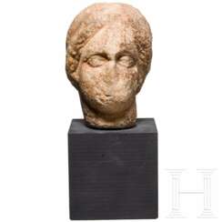 Marmorköpfchen einer Frau mit Kekryphalos, griechisch, 4. Jhdt. v. Chr.